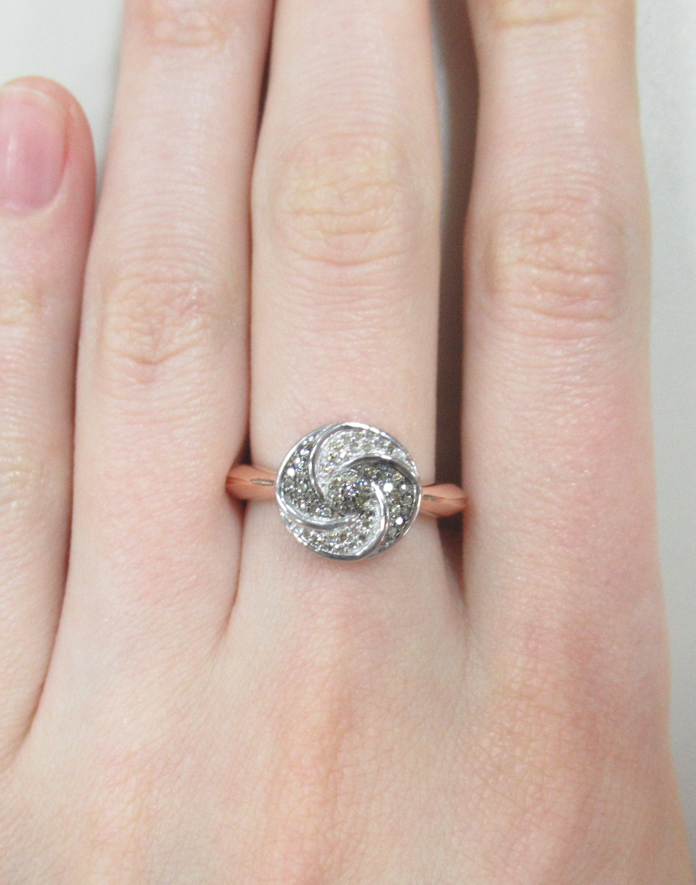 Серебряное кольцо с коньячными бриллиантами